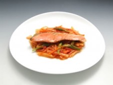 鮭と秋野菜のトマトブレゼ
