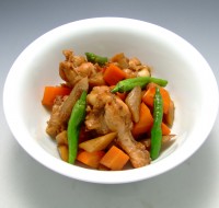 鶏肉と秋野菜の黒酢入りピリ辛煮
